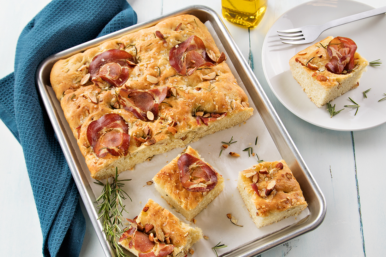 https://ferperez.com.br/wp-content/uploads/2025/04/foccacia_amendoas_alecrim_copa-1.jpg